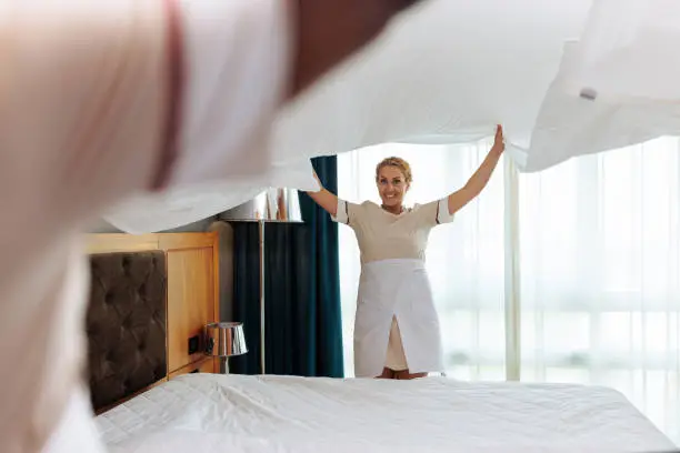 Lit fait avec soin - chambre prête
